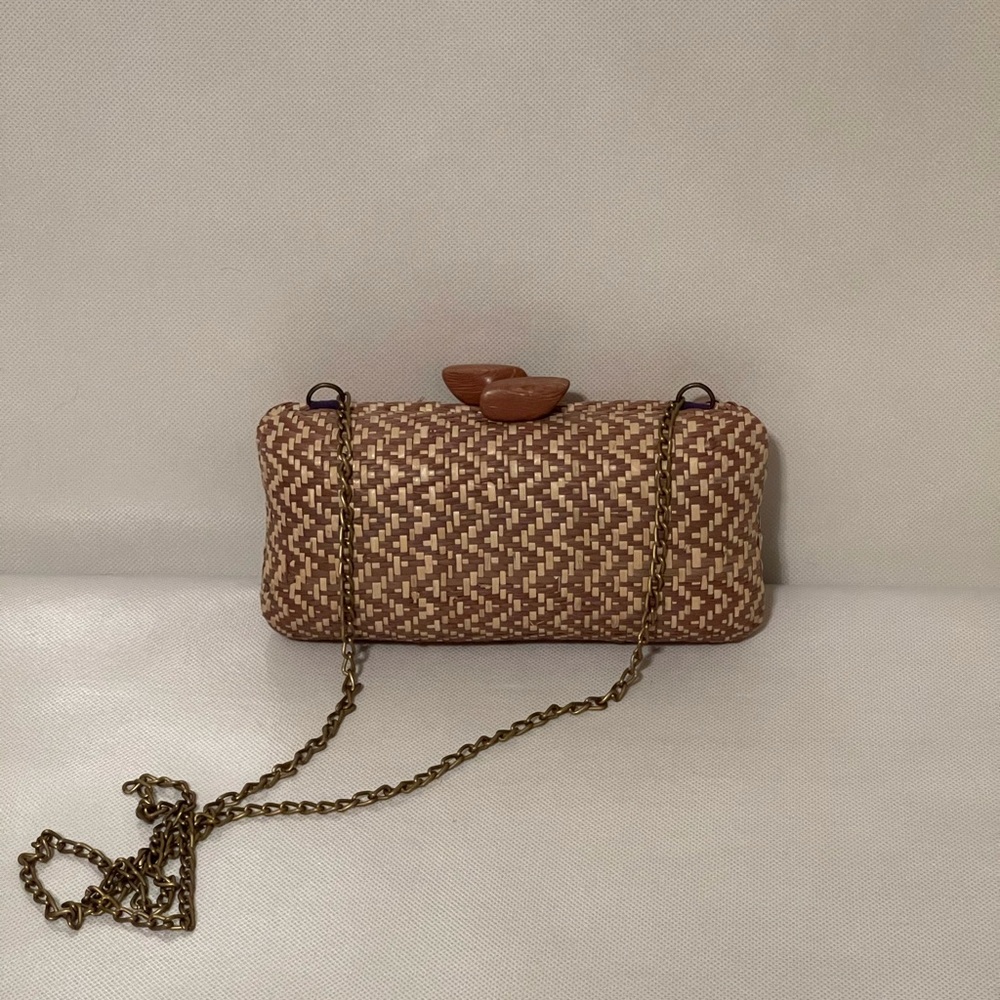 KAYU Clutch